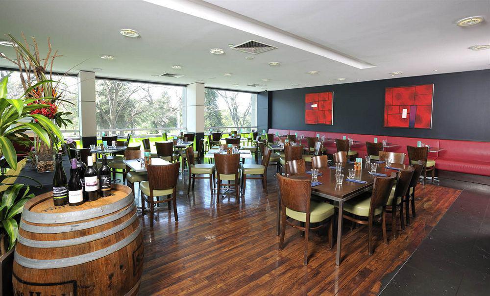 Mercure Melbourne Treasury Gardens Restoran gambar